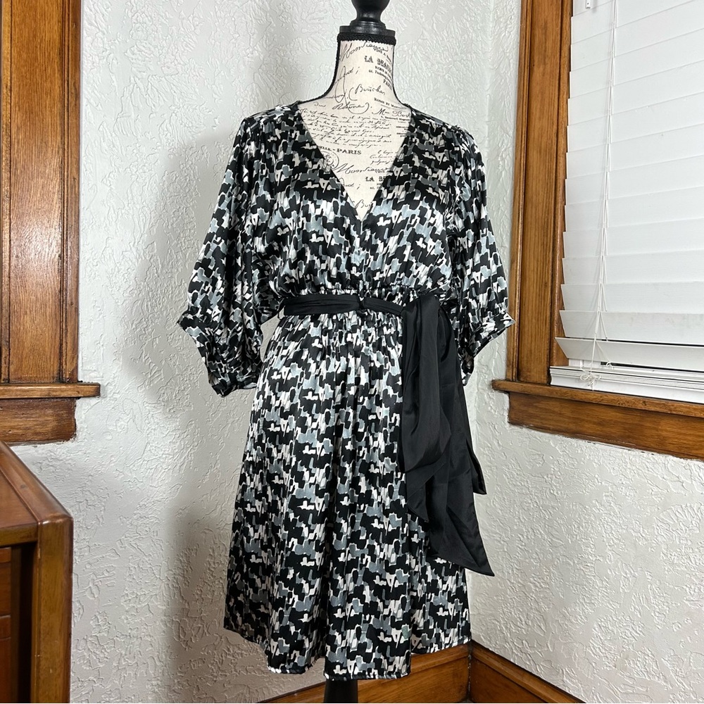 Taylor and Hyde | Midi V-Neck Dress